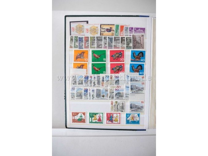 Innenansicht Alben mit unterschiedl. Briefmarken