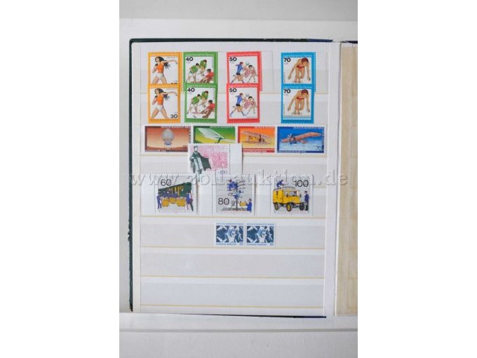 Innenansicht Alben mit unterschiedl. Briefmarken