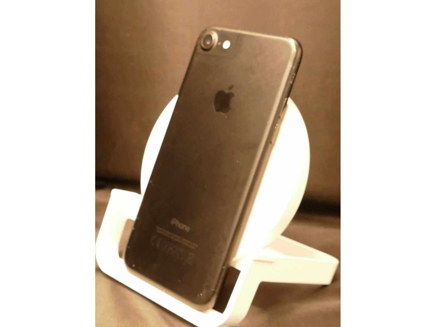 IPhone SE_ rechte Seitenansicht auf Rückseite aufrecht
