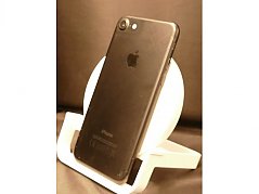 IPhone SE_ rechte Seitenansicht auf Rückseite aufrecht