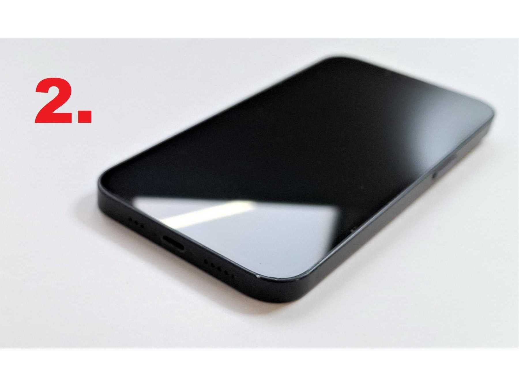 2. iPhone 13, A2633, Display