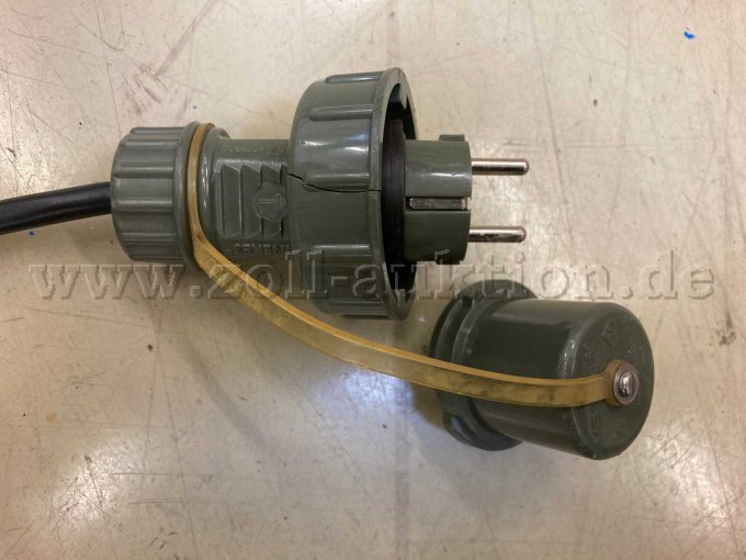 geöffnetes Gehäuse des Schuko Steckers mit gerissenem Schraubverschluss