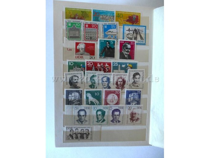 Innenansicht verschiedene Briefmarken überwiegend DDR