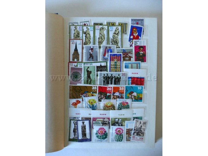 Innenansicht verschiedene Briefmarken überwiegend DDR