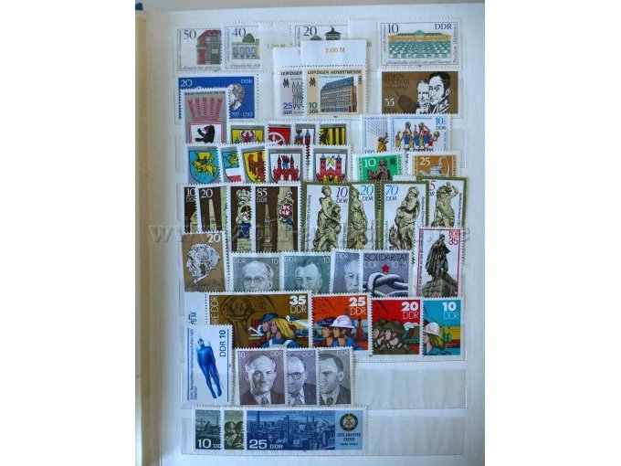 Innenansicht verschiedene Briefmarken überwiegend DDR