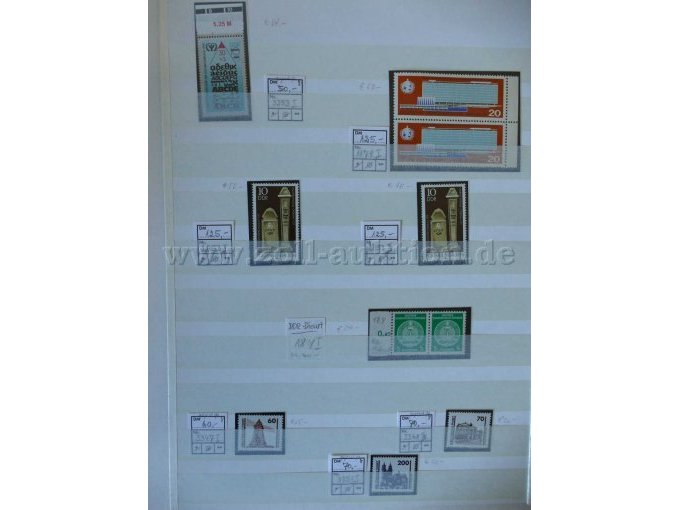 Innenansicht verschiedene Briefmarken überwiegend DDR