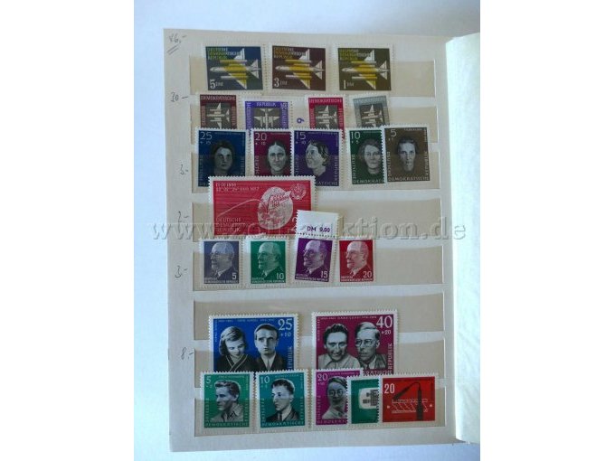 Innenansicht verschiedene Briefmarken überwiegend DDR