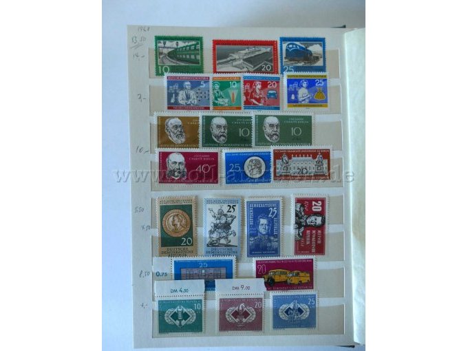 Innenansicht verschiedene Briefmarken überwiegend DDR