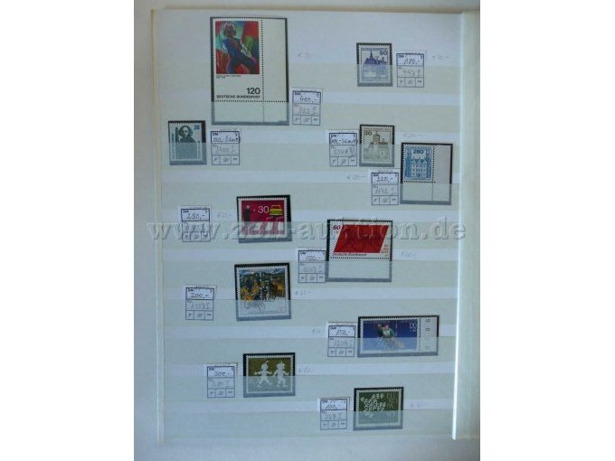 Innenansicht verschiedene Briefmarken überwiegend DDR