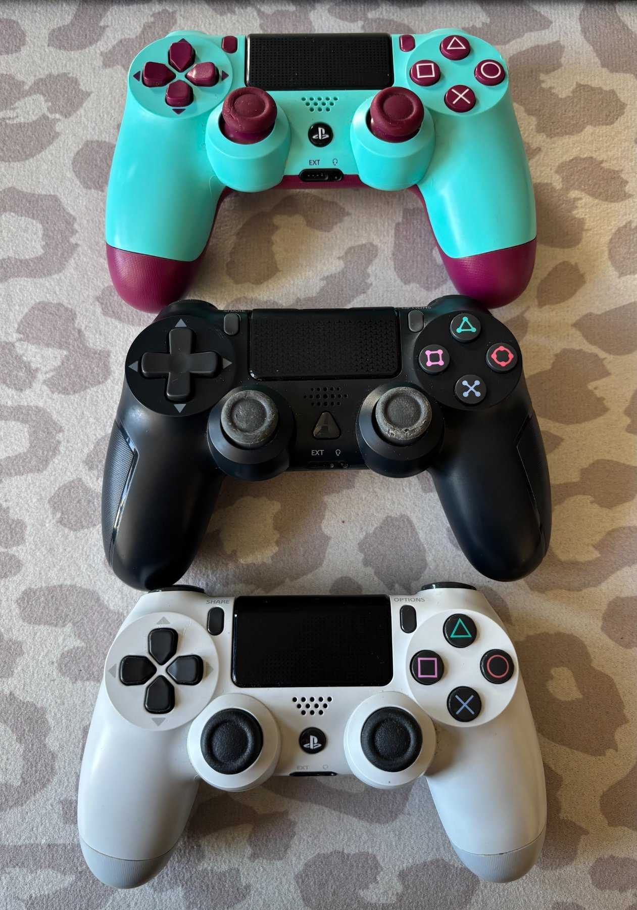 3 Controller, 2x Sony, 1x No Name, gebraucht