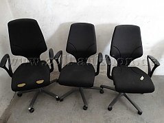 vorne 3 Stühle