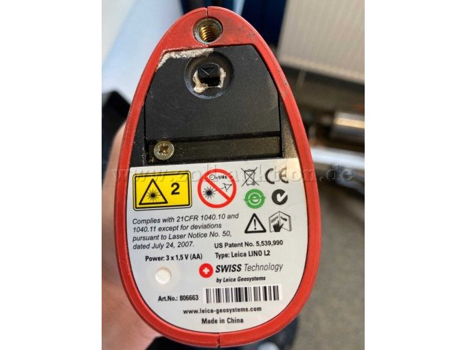 Leica Kreuzlinienlaser Lino L2, Unterseite: Verschmutzung beim Batteriefach, lässt sich nicht so leicht öffnen, Schraube reingedreht