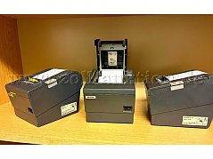3 Epson Thermodrucker in verschiedenen Positionen.