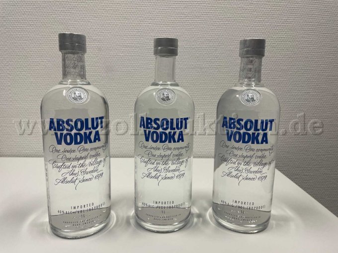 3 Flaschen Absolut Vodka von Vorne