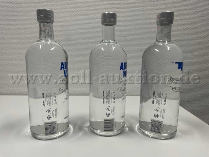3 Flaschen Absolut Vodka von hinten