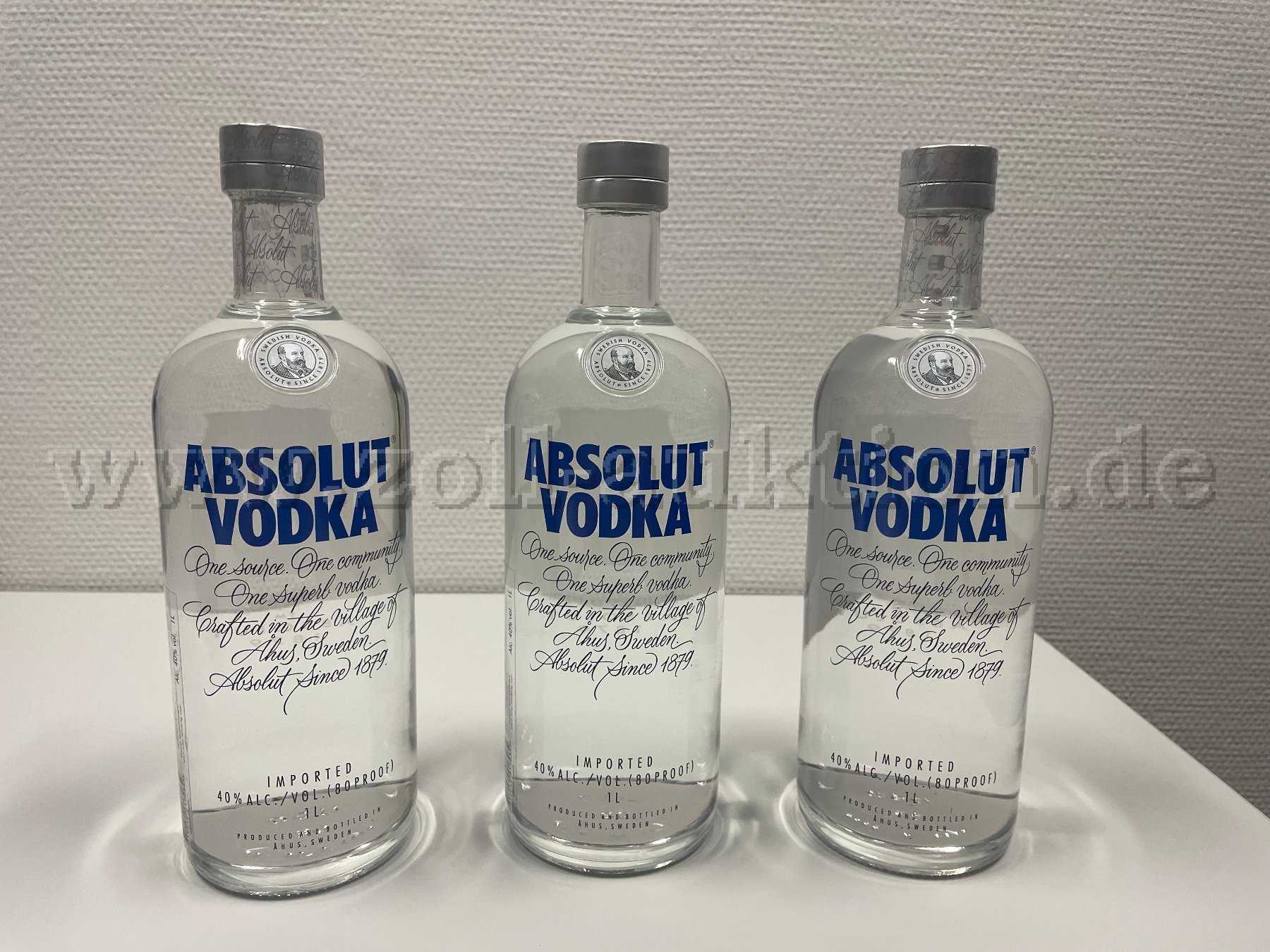 3 Flaschen Absolut Vodka von Vorne