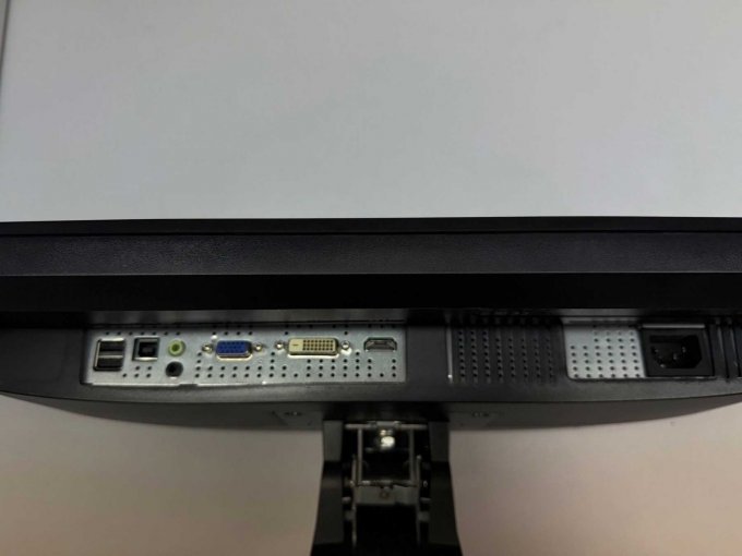 Fujitsu Monitor B24-8 TS Pro  von der Unten mit Anschlüssen
Bild beispielhaft