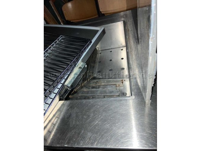 Ansicht Handwaschbecken mit obenliegenden Gitterosten