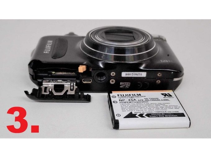 3. Fujifilm Finepix T210, Batteriefach und SD-Karte Slot