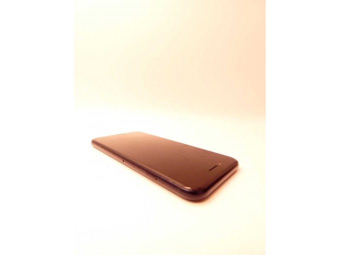 IPhone SE (3rd Gen.)_ Ansicht auf obere Seite/ rechte obere Ecke/ rechte Seite