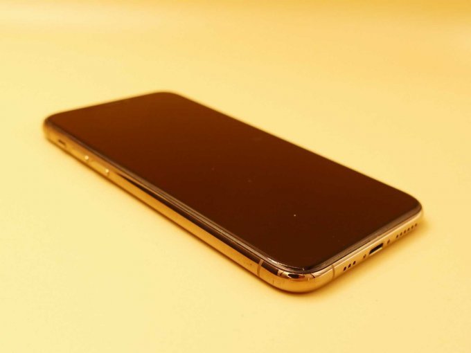 IPhone 11 Pro_ Ansicht auf linke untere Ecke und linken Rand
