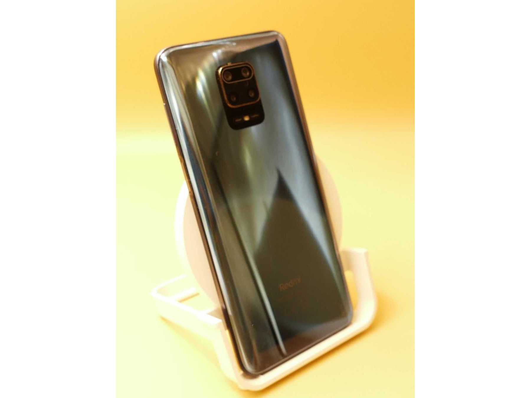 Xiaomi Redmi Note 9S_ Aufrechte Ansicht auf Rückseite mit linkem Rand