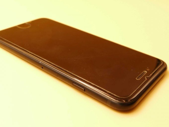 IPhone SE_ Ansicht unterer/ linker Rand aufs Display