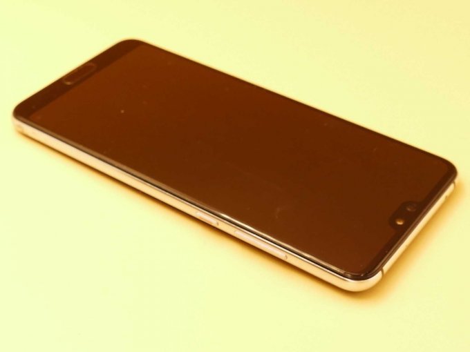 Huawei P20 Pro_ Ansicht auf obere rechte Ecke und rechten Rand