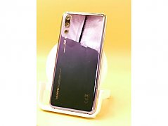 Huawei P20 Pro, Ansicht auf Rückseite (Spiegelung der Fotobox ist zu sehen_ Farben könnten vom Original abweichen)