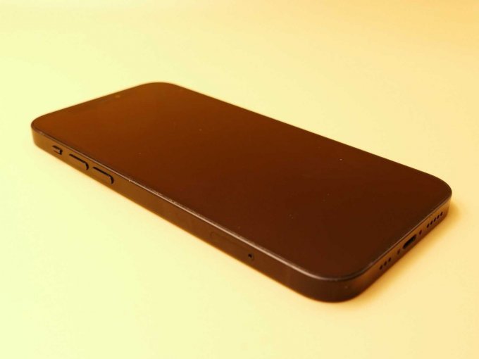 IPhone 12_ Ansicht auf untere linke Ecke mit linkem Rand