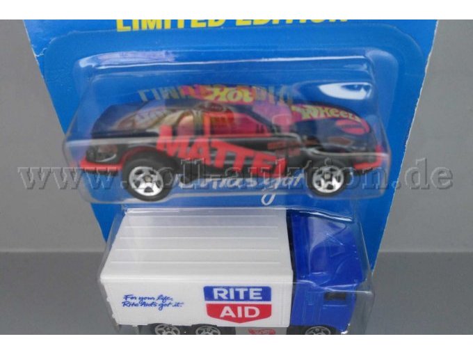 3 Hot Wheels-modelauto's: The Beatles Hiway Hauler en 2 Rite Aid-vrachtwagens, schaal 1:64 – foto 6 – kavel bij Zoll-Auktion, Halle (Saale)