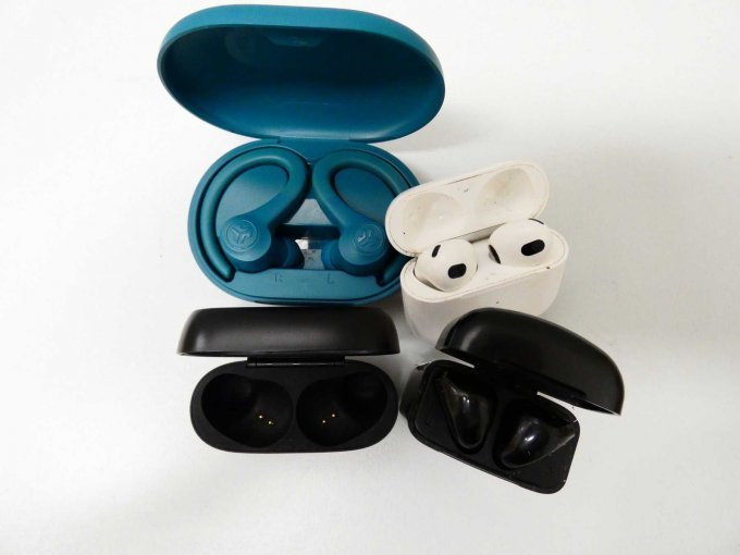 4 In-Ear-Kopfhörer_ geöffnete Ansicht innen mit Kopfhörer