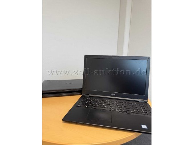 3 Fujitsu Lifebook E558
Einer ist aufgeklappt, 2 sind im Hintergrund zugeklappt 3 Fujitsu Lifebook E558
Einer ist aufgeklappt, 2 sind im Hintergrund zugeklappt