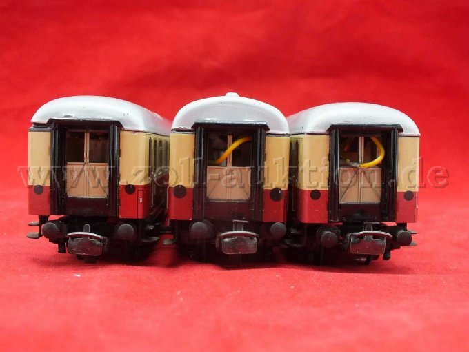Ansicht von vorne der 3 Schnellzugwagen
