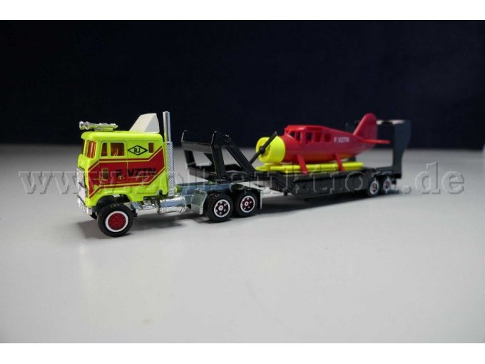 Majorette Sattelzug mit Flugzeug F.VZTN Ansicht von der Seite