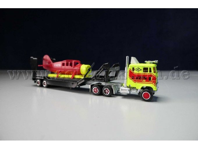 Majorette Sattelzug mit Flugzeug F.VZTN Ansicht von der Seite