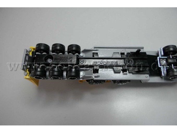 Majorette Sattelzug mit Radlader Ansichtg von unten