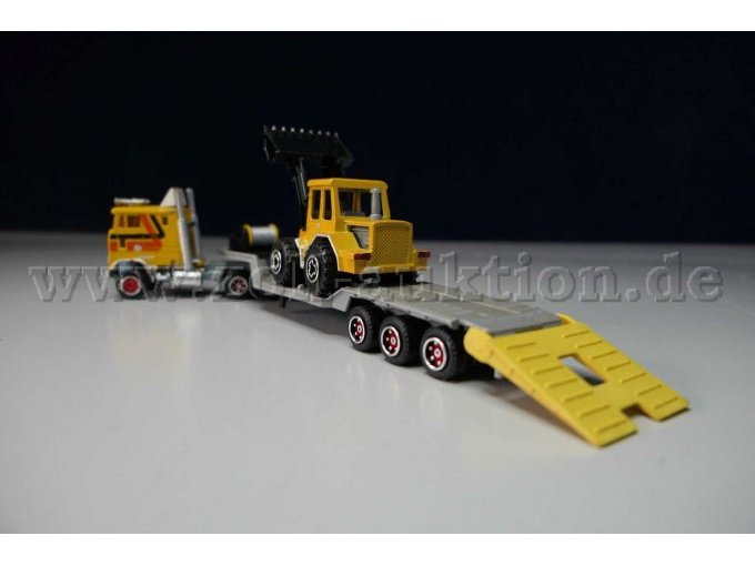 Majorette Sattelzug mit Radlader Ansichtg von hinten