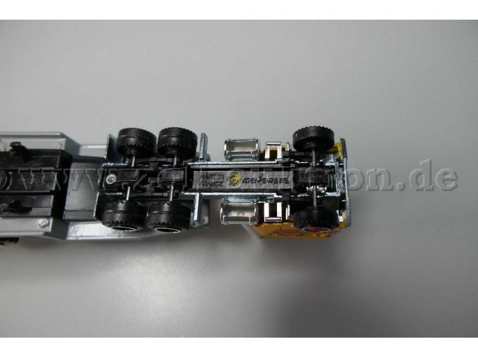 Majorette Sattelzug mit Radlader Ansichtg von unten