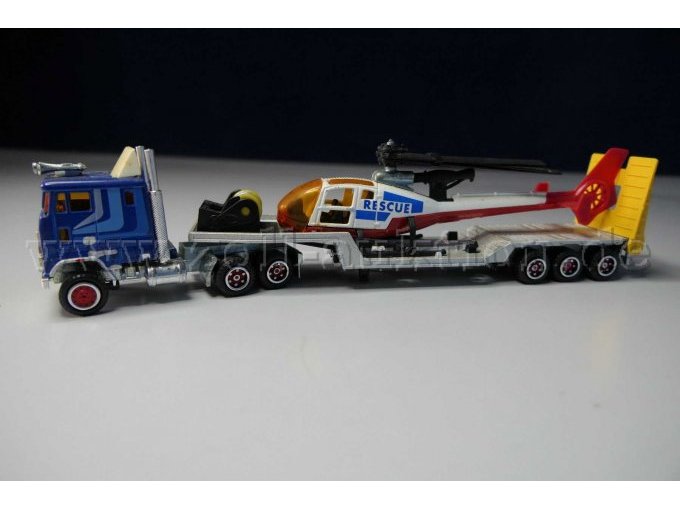 Majorette Sattelzug mit Rettungshub- 
schrauber Ansicht von der Seite