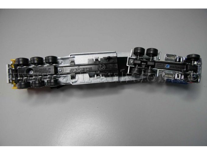 Majorette Sattelzug mit Rettungshub- 
schrauber Ansicht von unten