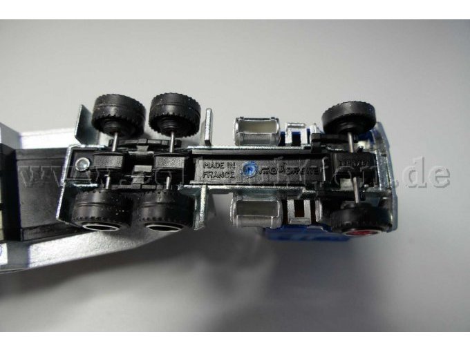 Majorette Sattelzug mit Rettungshub- 
schrauber Ansicht von unten