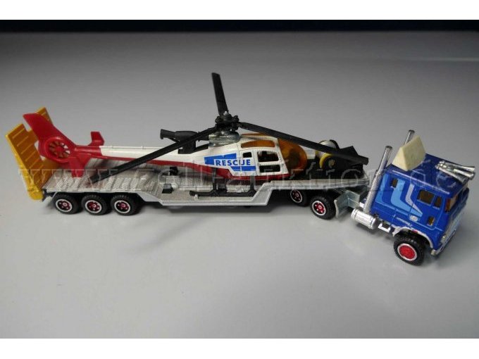 Majorette Sattelzug mit Rettungshub- 
schrauber Ansicht von der Seite