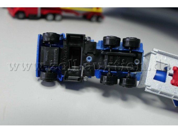 Majorette
365 Sattelzug mit Jet Ansicht von unten