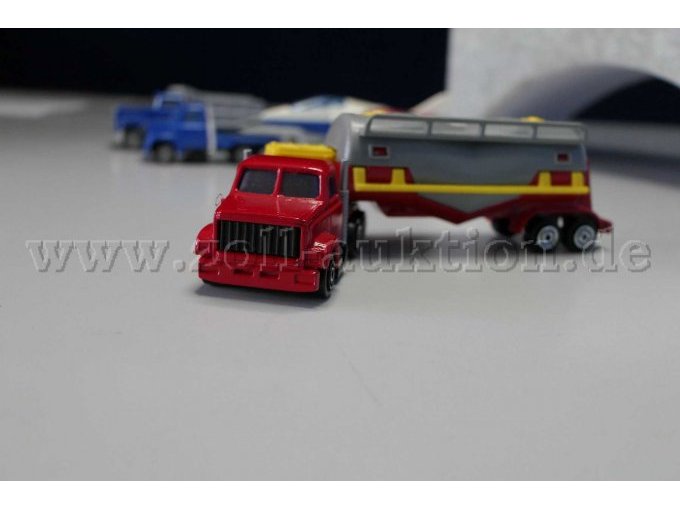 Majorette
379 Sattelzug mit Tankaufbau Ansicht von vorne