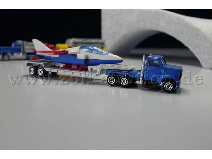 Majorette
365 Sattelzug mit Jet Ansicht von der Seite