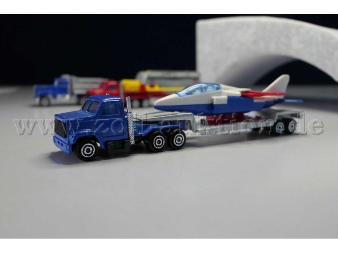 Majorette
365 Sattelzug mit Jet Ansicht von der Seite