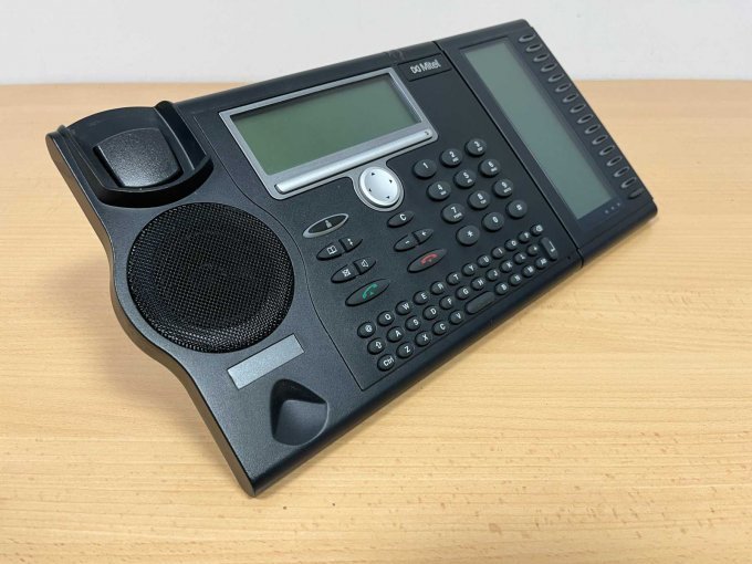 Mitel / Aastra 5370IP Telefon mit Erweiterung
Ansicht von links