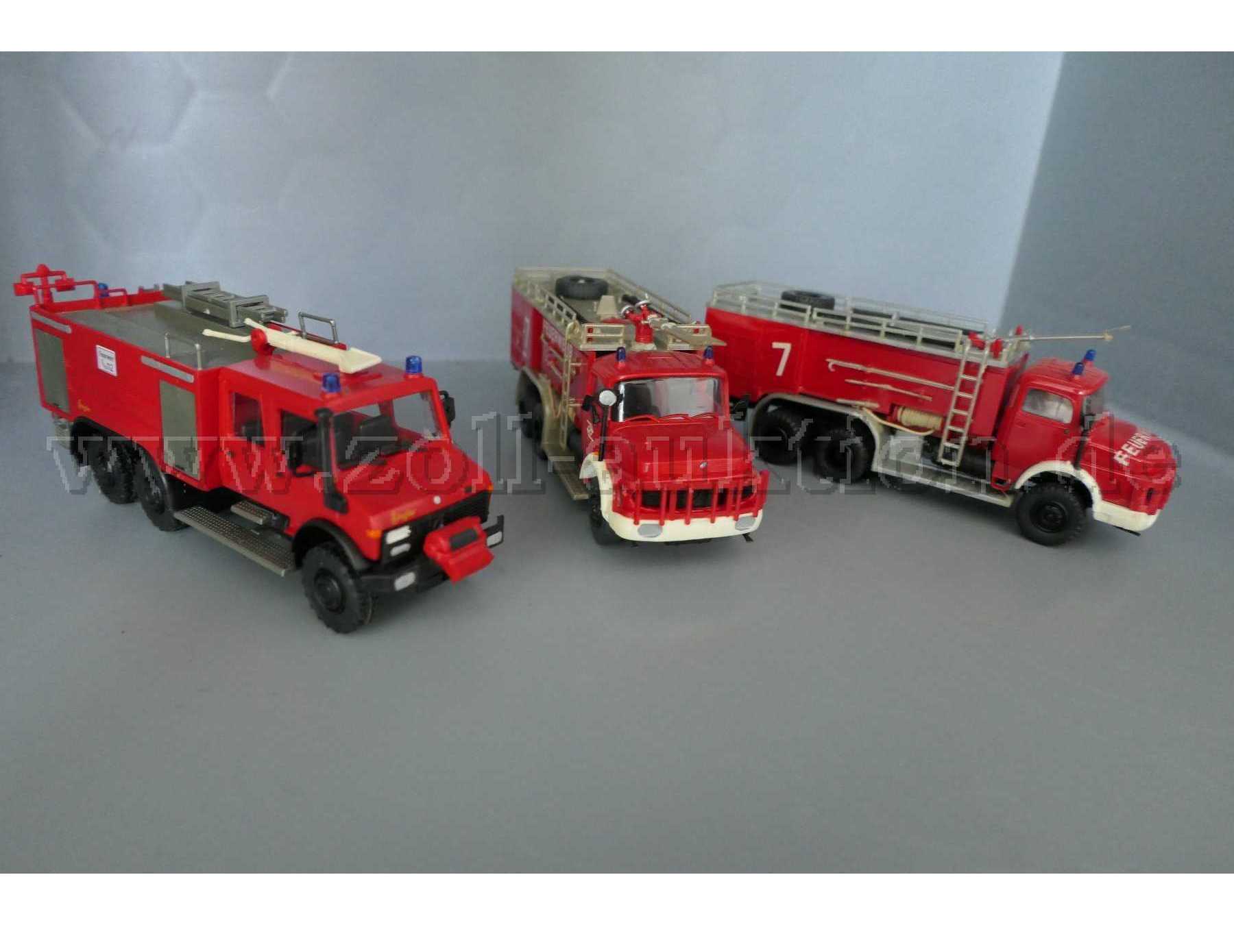 Modellfahrzeuge, 2x Mercedes Benz FLF 8000 und Unimog U 2450 TLF, 1:87 Gesamtansicht