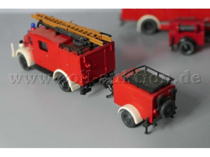 MB LF 8m mit
Anhänger Ansicht von hinten